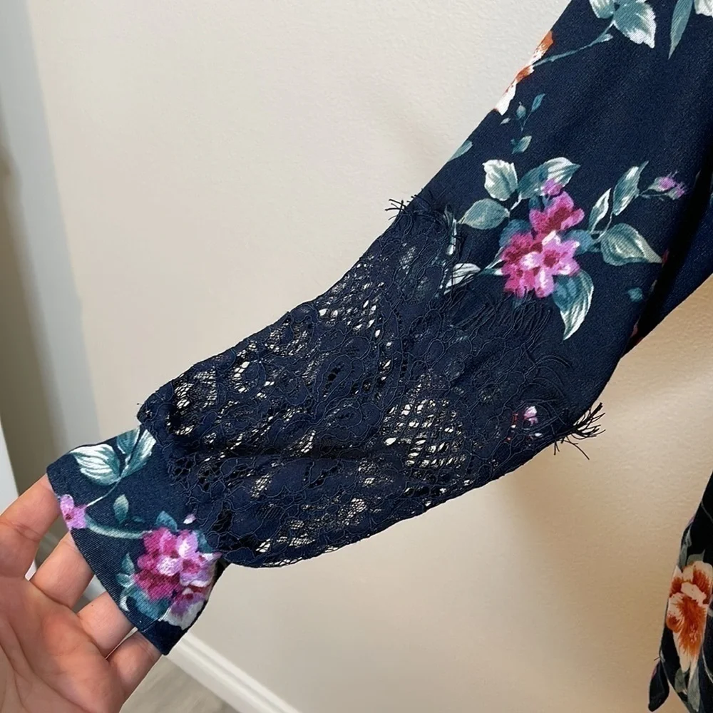 Nwt Indigo Rose Floral Tie Front Lace Trim Sleeves Top Size Large